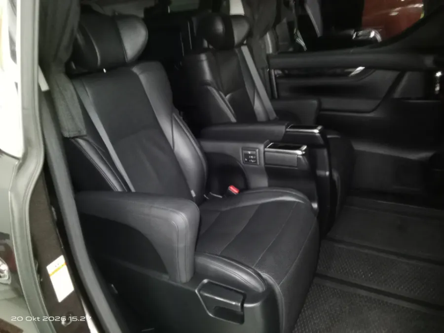 Foto Mobil Bekas Kabin Belakang Toyota Vellfire 2.5 G tahun 2020
