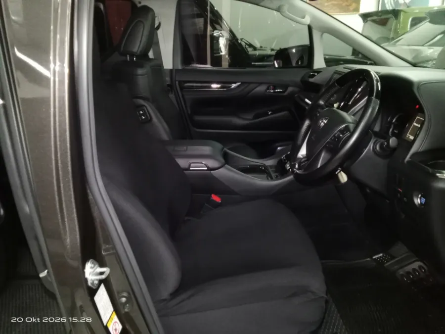 Foto Mobil Bekas Kabin Depan Toyota Vellfire 2.5 G tahun 2020
