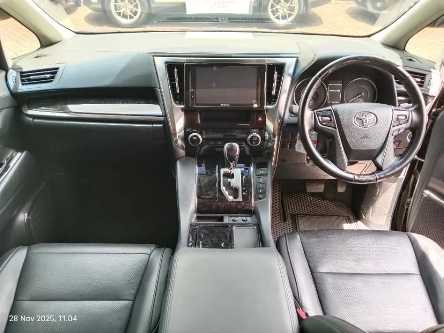 Foto Mobil Bekas Dashboard Toyota Vellfire 2.5 G tahun 2021