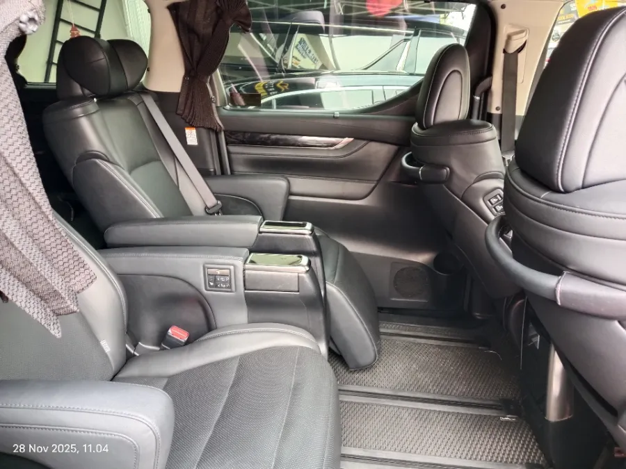 Foto Mobil Bekas Kabin Belakang Toyota Vellfire 2.5 G tahun 2021