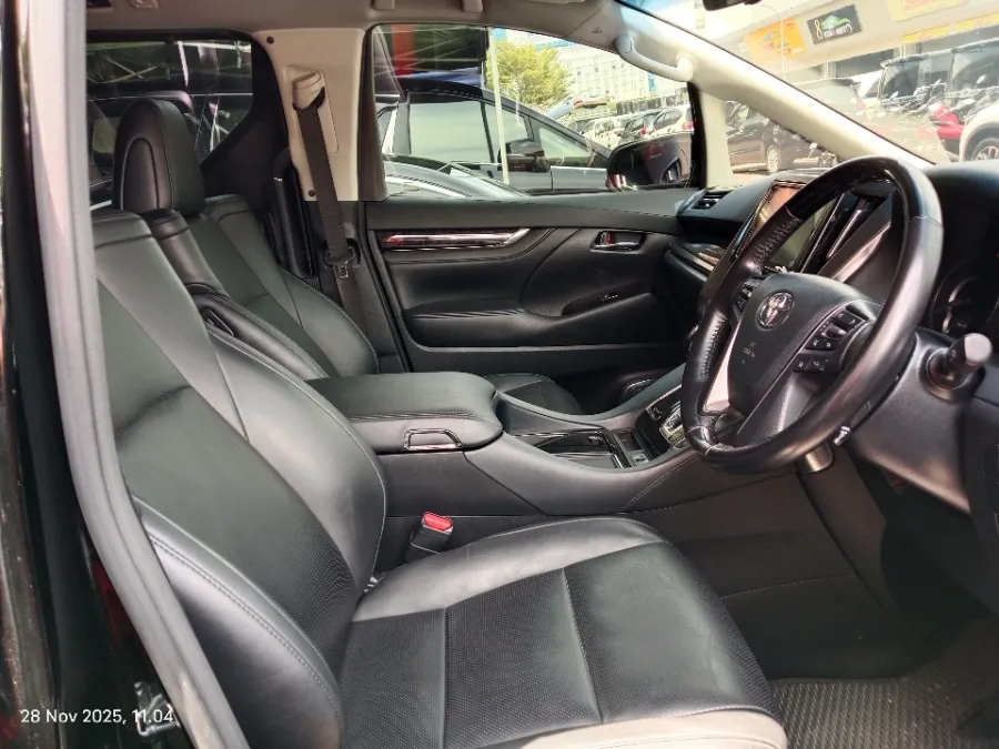 Foto Mobil Bekas Kabin Depan Toyota Vellfire 2.5 G tahun 2021