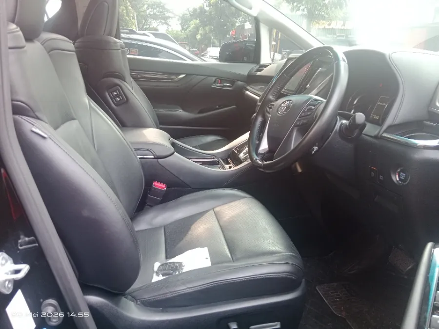 Foto Mobil Bekas Kabin Depan Toyota Vellfire 2.5 G tahun 2021