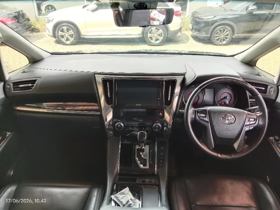 Foto Mobil Bekas Dashboard Toyota Vellfire 2.5 G tahun 2022