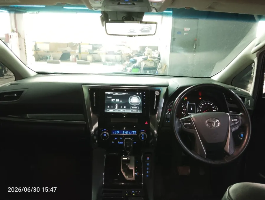 Foto Mobil Bekas Dashboard Toyota Vellfire 2.5 G tahun 2022
