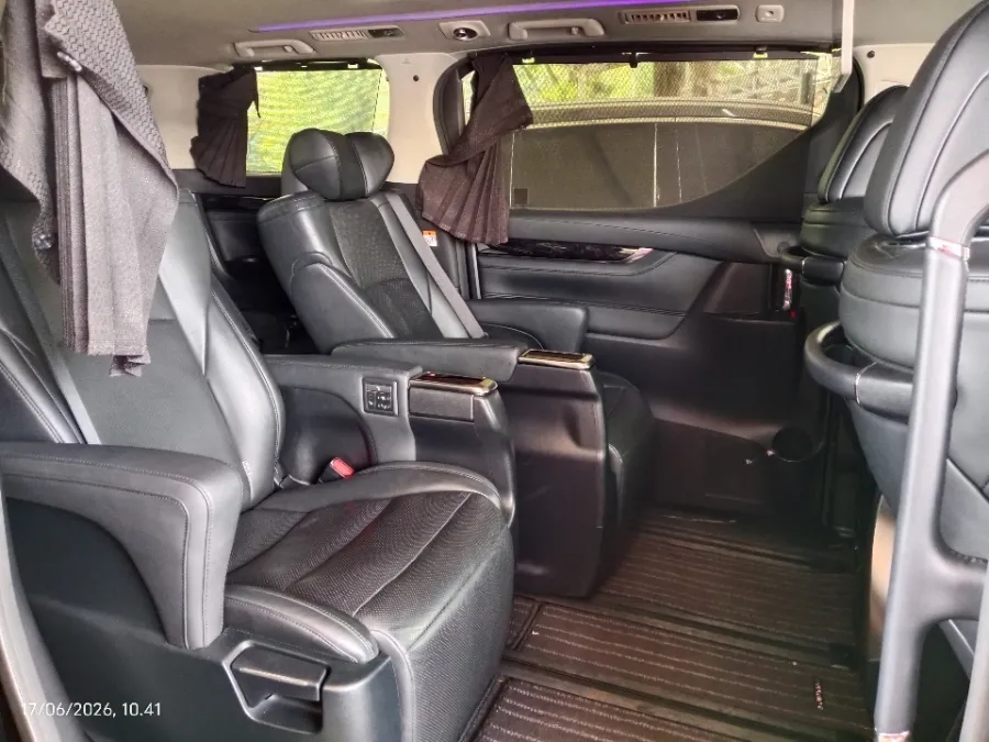 Foto Mobil Bekas Kabin Belakang Toyota Vellfire 2.5 G tahun 2022