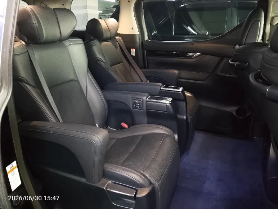 Foto Mobil Bekas Kabin Belakang Toyota Vellfire 2.5 G tahun 2022