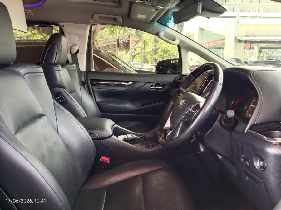 Foto Mobil Bekas Kabin Depan Toyota Vellfire 2.5 G tahun 2022