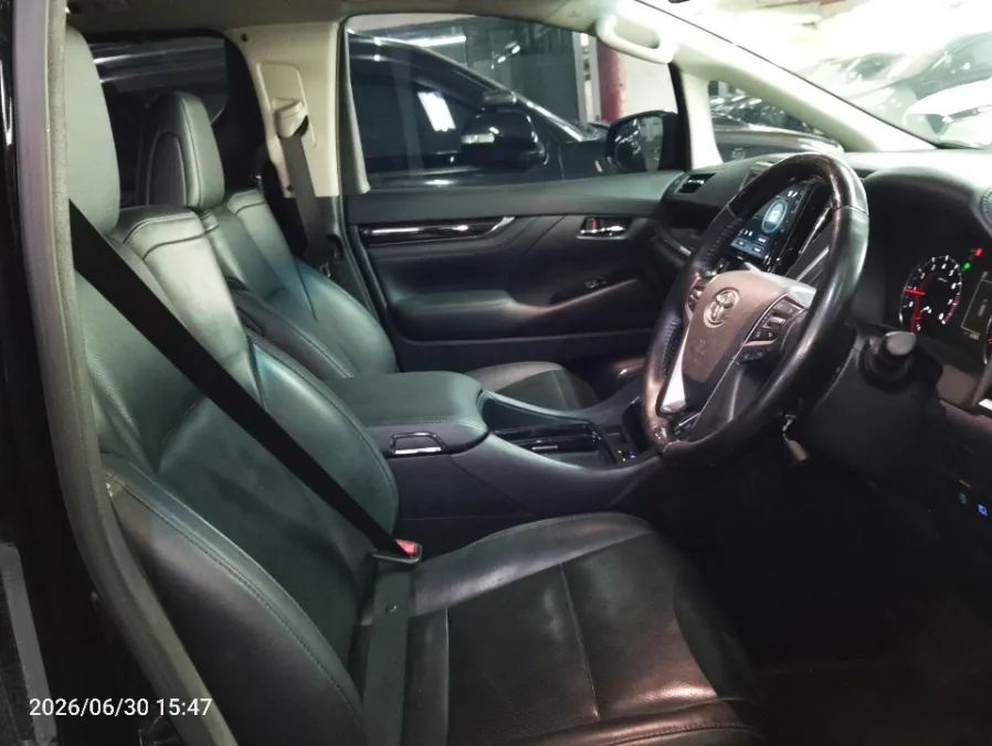 Foto Mobil Bekas Kabin Depan Toyota Vellfire 2.5 G tahun 2022
