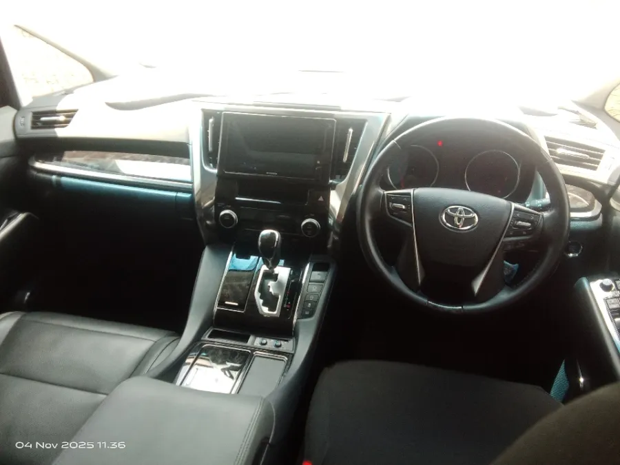 Foto Mobil Bekas Dashboard Toyota Vellfire 2.5 G tahun 2023