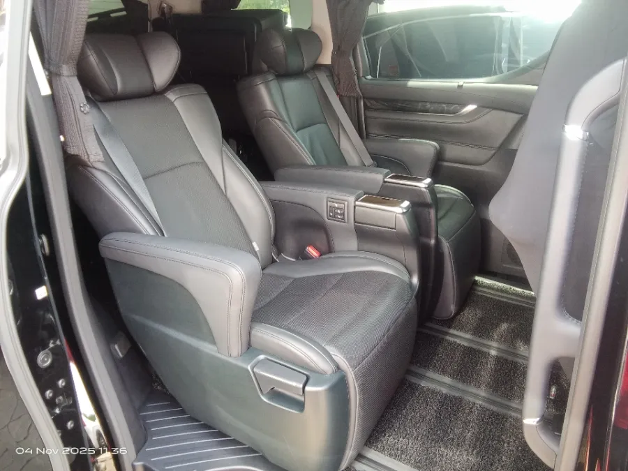 Foto Mobil Bekas Kabin Belakang Toyota Vellfire 2.5 G tahun 2023