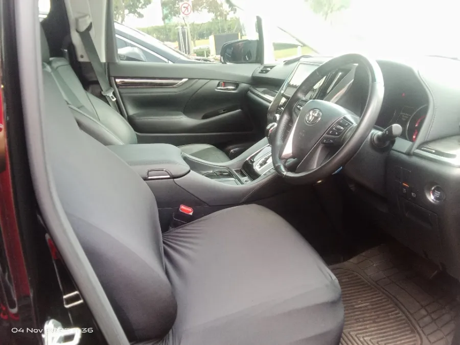 Foto Mobil Bekas Kabin Depan Toyota Vellfire 2.5 G tahun 2023