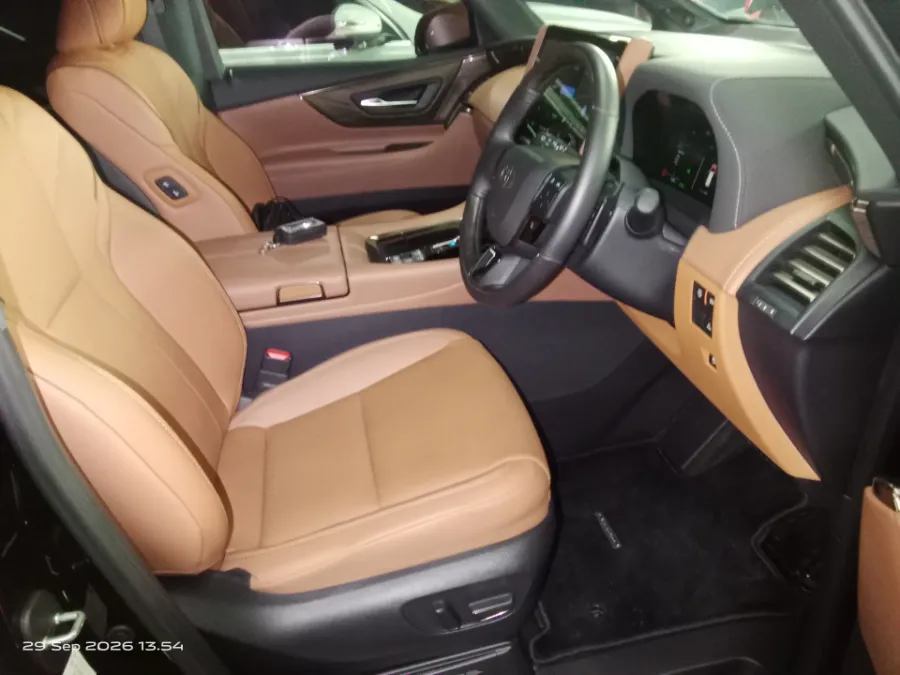Foto Mobil Bekas Kabin Depan Toyota Vellfire 2.5 HEV VIP tahun 2025