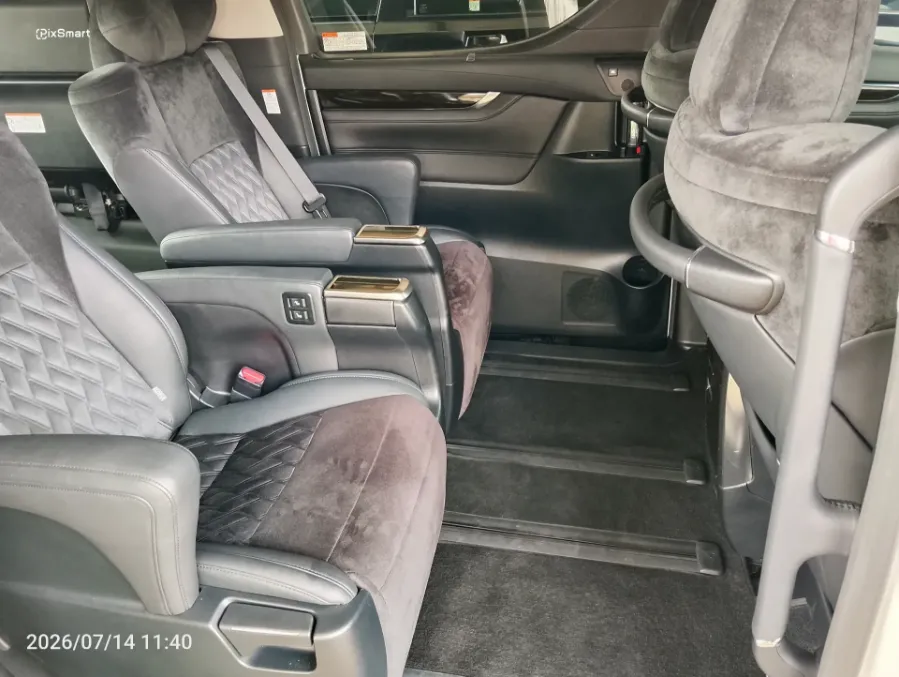 Foto Mobil Bekas Kabin Belakang Toyota Vellfire 2.5 ZG tahun 2016