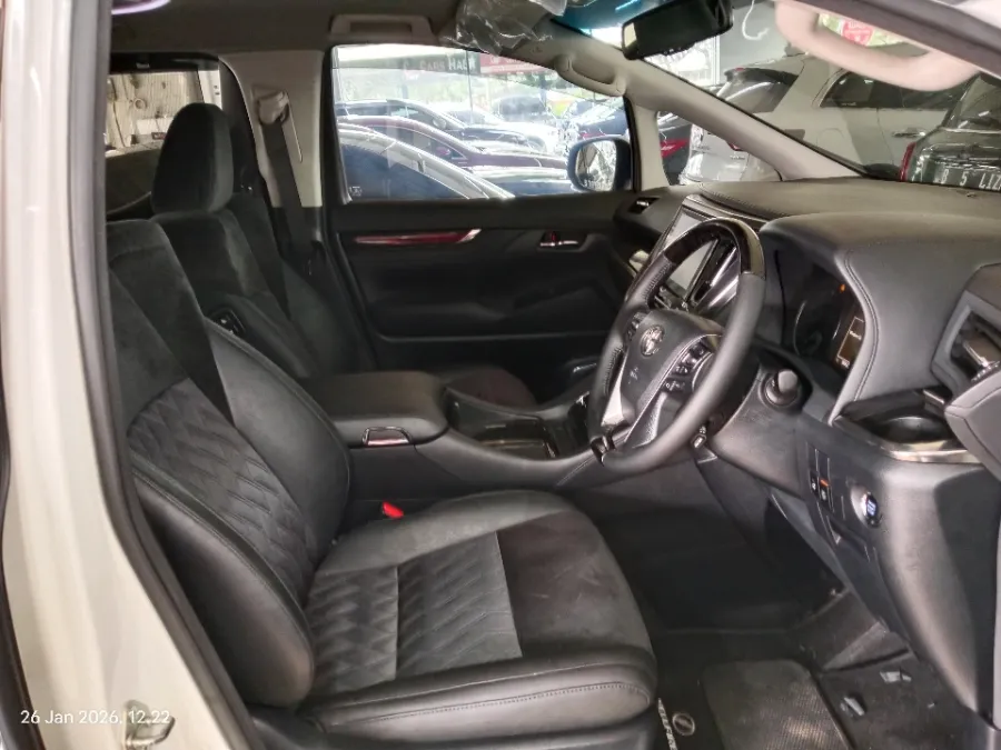 Foto Mobil Bekas Kabin Depan Toyota Vellfire 2.5 ZG tahun 2016