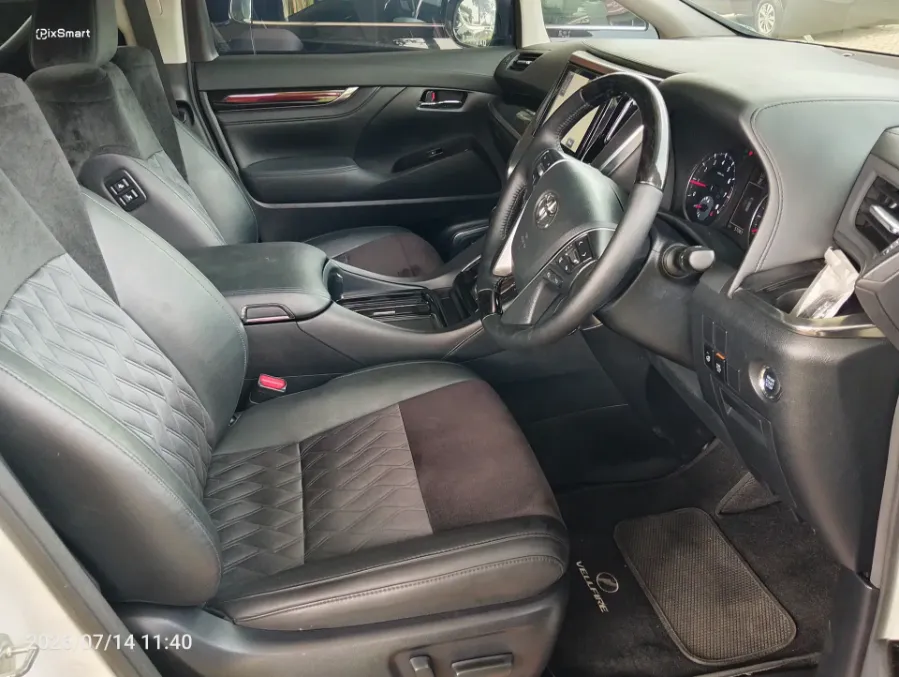 Foto Mobil Bekas Kabin Depan Toyota Vellfire 2.5 ZG tahun 2016