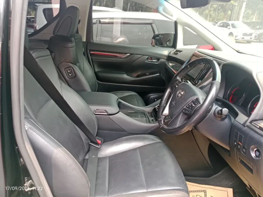 Foto Mobil Bekas Kabin Depan Toyota Vellfire 2.5 ZG tahun 2018