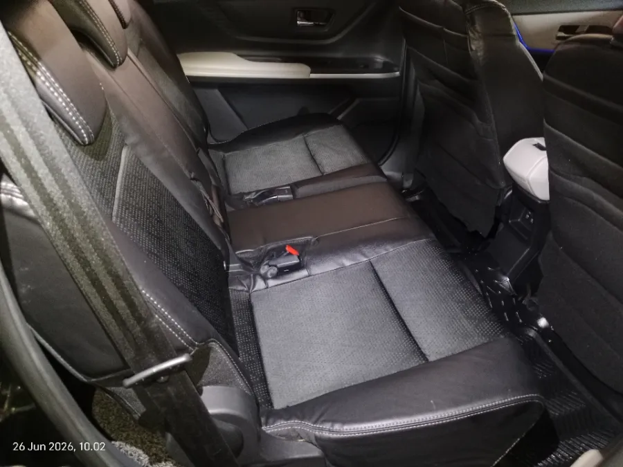 Foto Mobil Bekas Kabin Belakang Toyota Veloz 1.5 Q tahun 2022
