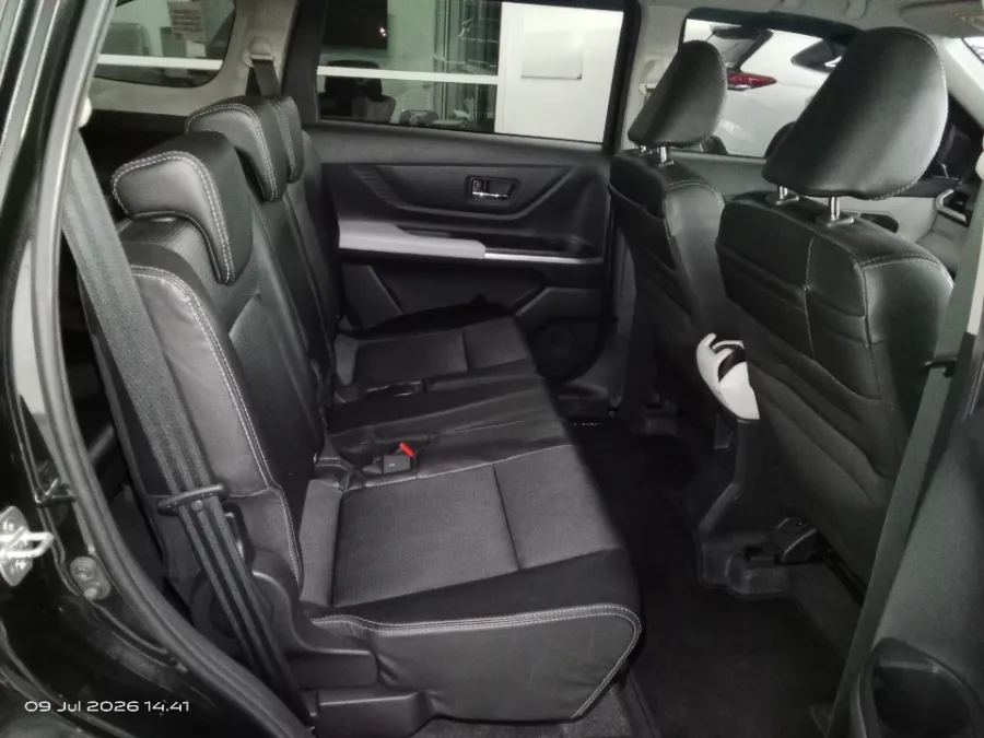 Foto Mobil Bekas Kabin Belakang Toyota Veloz 1.5 Q tahun 2022