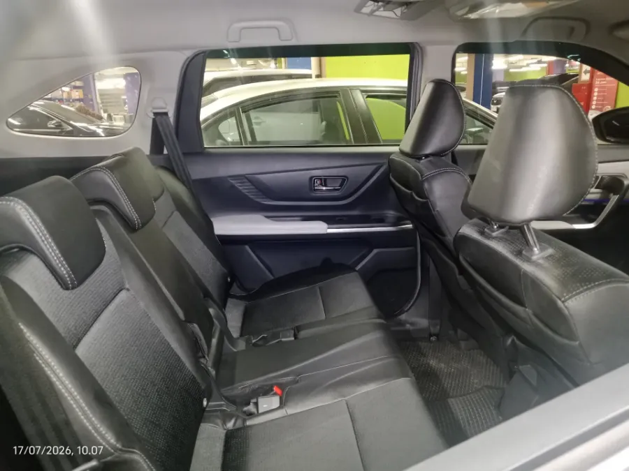 Foto Mobil Bekas Kabin Belakang Toyota Veloz 1.5 Q tahun 2022
