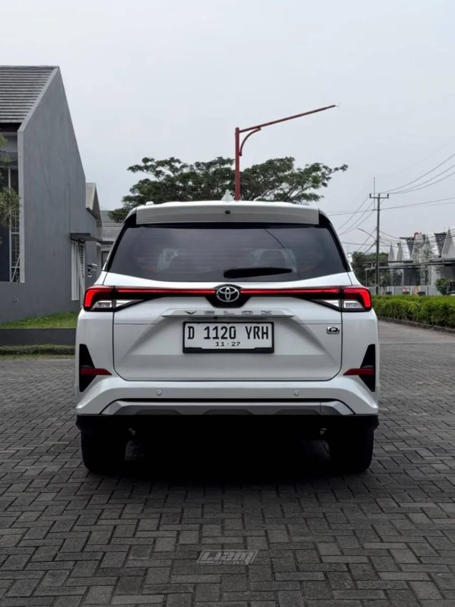 Foto Mobil Bekas Tampak Belakang Toyota Veloz 1.5 Q tahun 2022