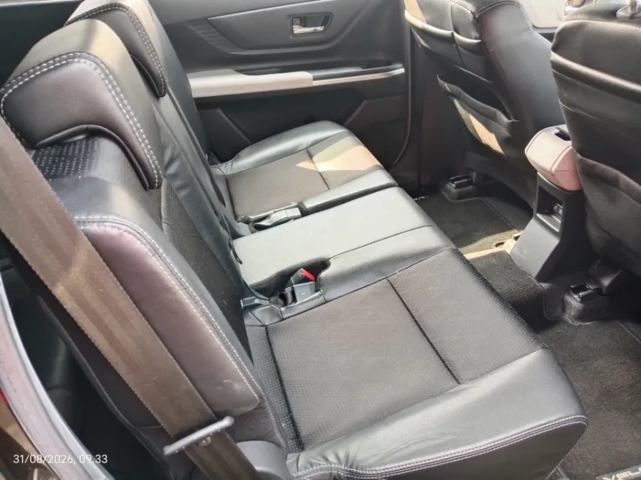 Foto Mobil Bekas Kabin Belakang Toyota Veloz 1.5 Q tahun 2023