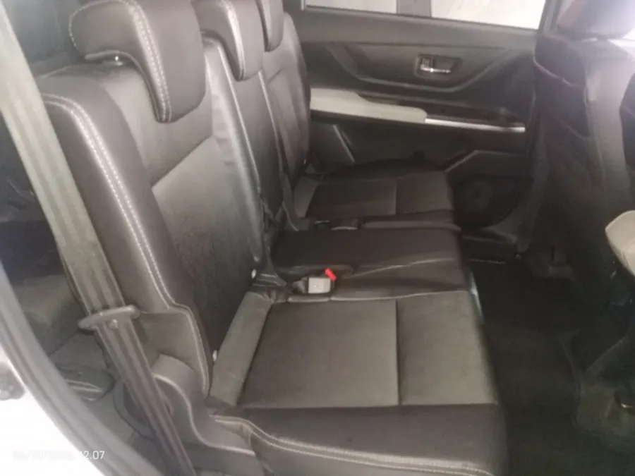 Foto Mobil Bekas Kabin Belakang Toyota Veloz 1.5 Q tahun 2023
