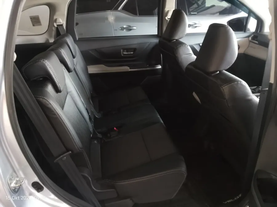 Foto Mobil Bekas Kabin Belakang Toyota Veloz 1.5 Q tahun 2023