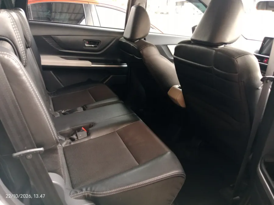 Foto Mobil Bekas Kabin Belakang Toyota Veloz 1.5 Q tahun 2023