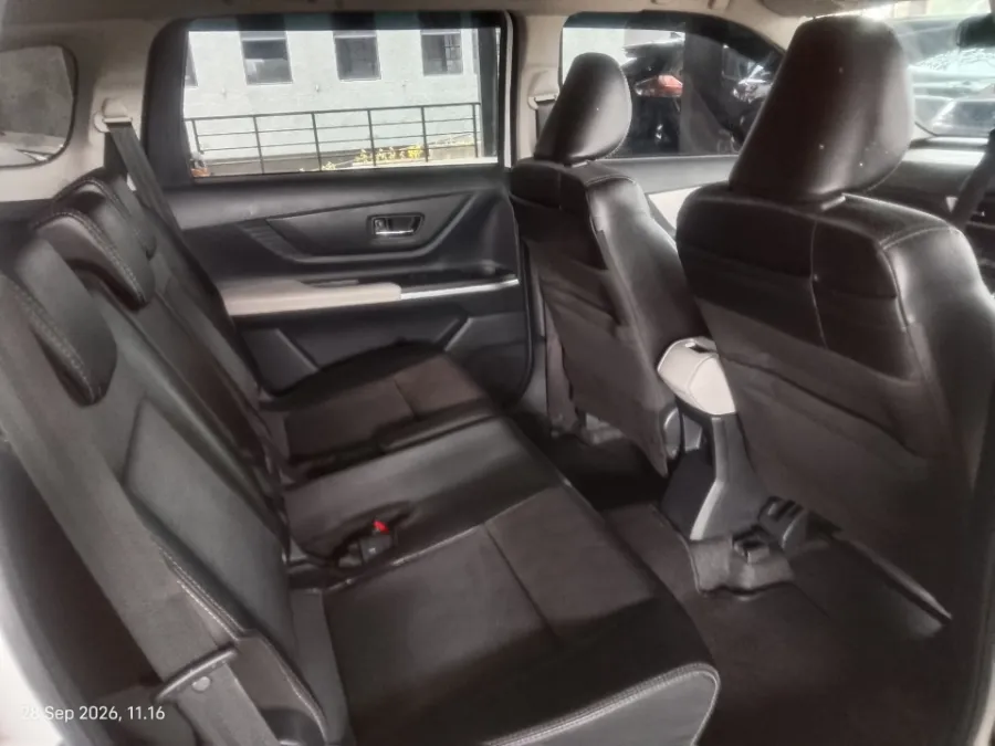 Foto Mobil Bekas Kabin Belakang Toyota Veloz 1.5 Q tahun 2024