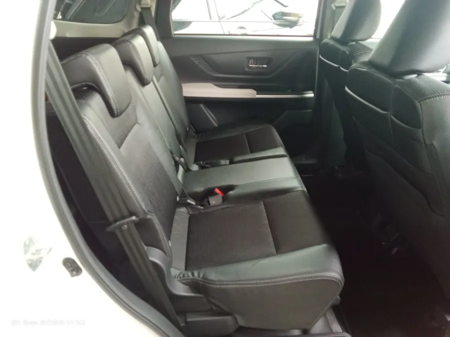 Foto Mobil Bekas Kabin Belakang Toyota Veloz 1.5 Q tahun 2025