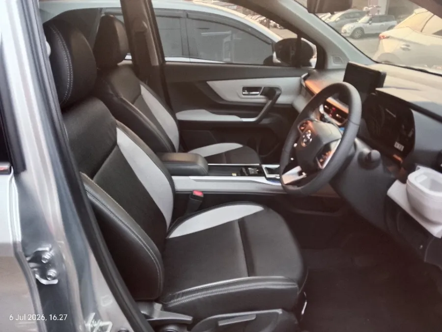 Foto Mobil Bekas Kabin Depan Toyota Veloz 1.5 Q tahun 2025