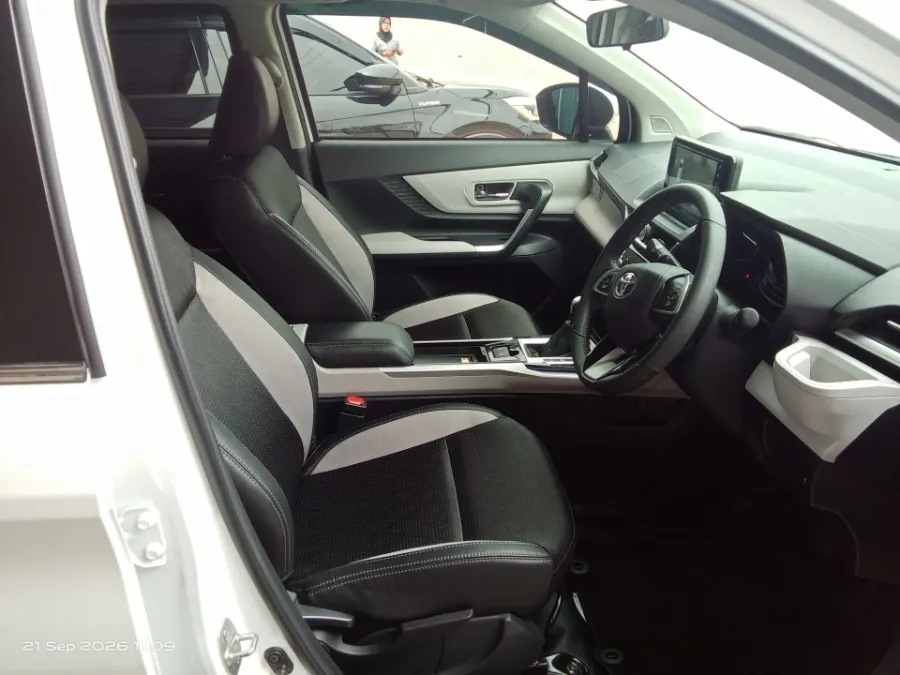 Foto Mobil Bekas Kabin Depan Toyota Veloz 1.5 Q tahun 2025