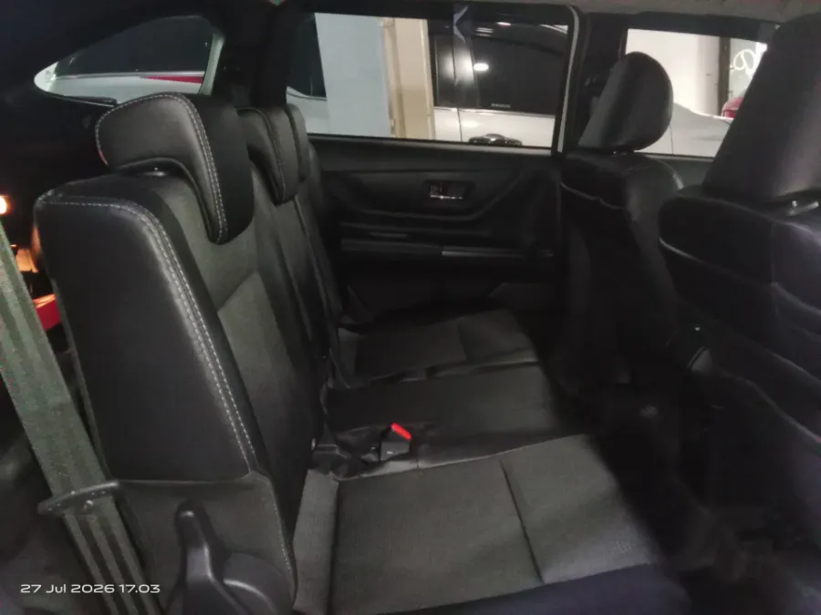 Foto Mobil Bekas Kabin Belakang Toyota Veloz 1.5 Q Modellista tahun 2026
