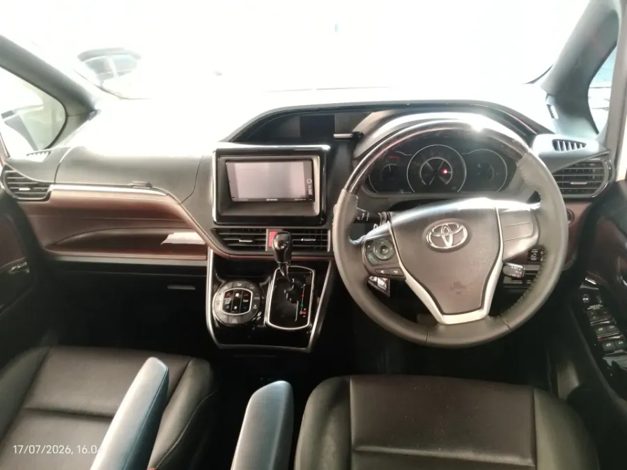 Foto Mobil Bekas Dashboard Toyota Voxy 2.0 tahun 2017