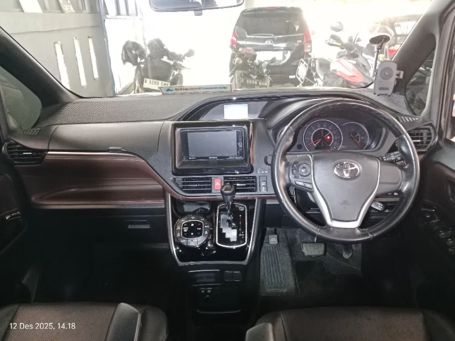 Foto Mobil Bekas Dashboard Toyota Voxy 2.0 tahun 2017