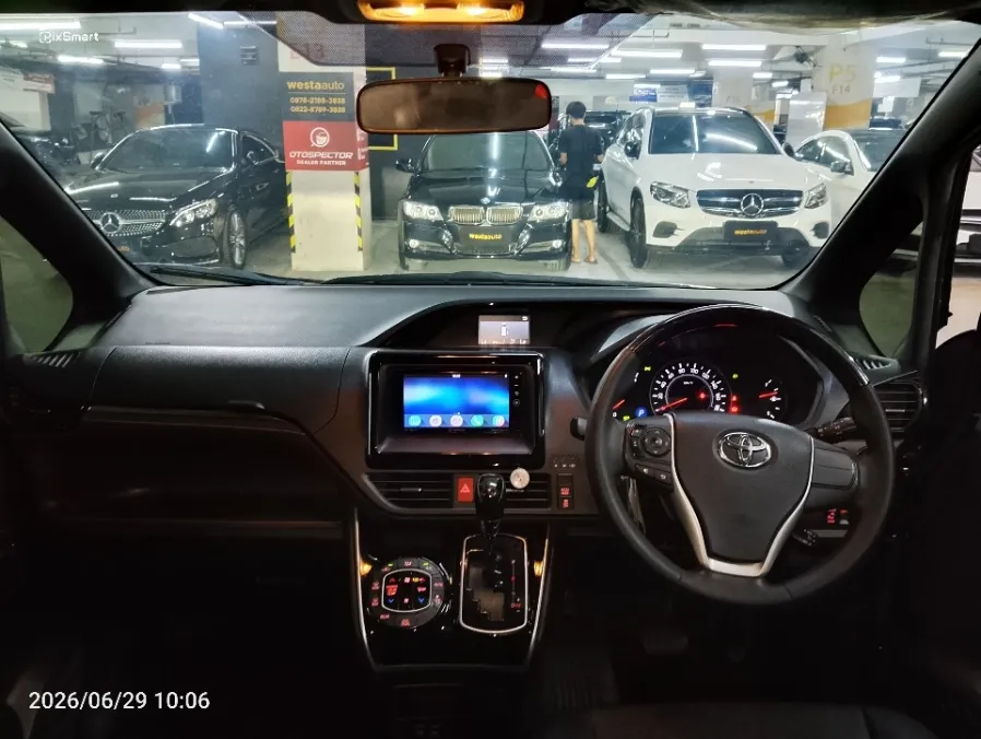 Foto Mobil Bekas Dashboard Toyota Voxy 2.0 tahun 2017