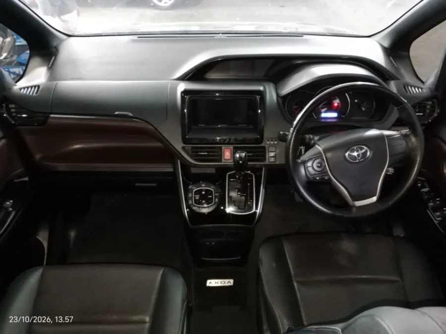 Foto Mobil Bekas Dashboard Toyota Voxy 2.0 tahun 2017