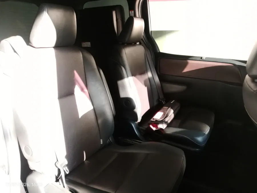Foto Mobil Bekas Kabin Belakang Toyota Voxy 2.0 tahun 2017