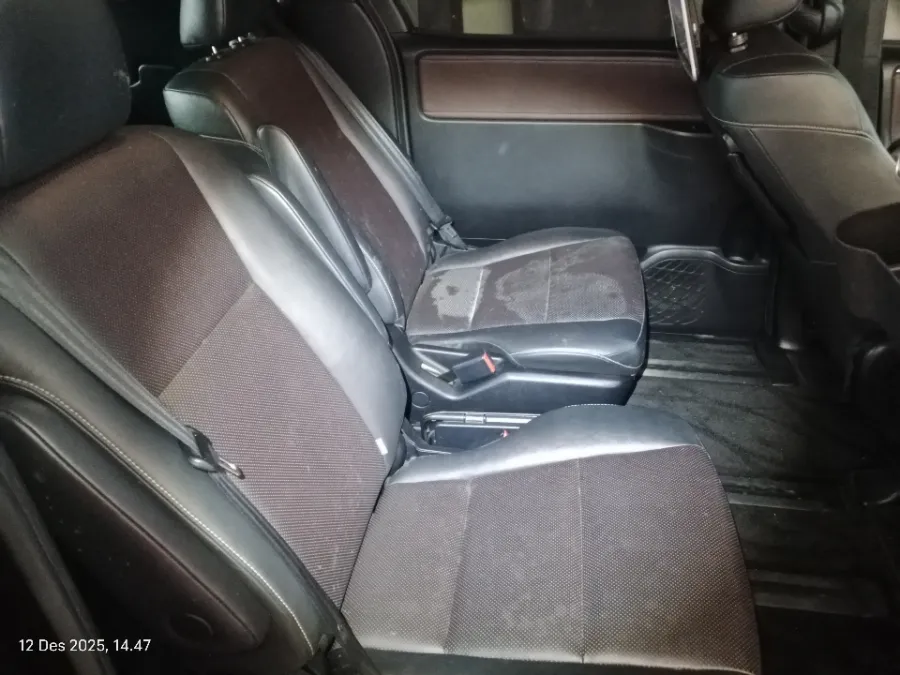 Foto Mobil Bekas Kabin Belakang Toyota Voxy 2.0 tahun 2017