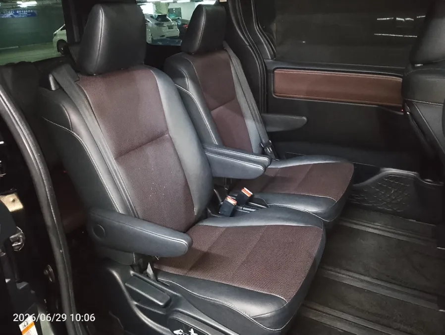 Foto Mobil Bekas Kabin Belakang Toyota Voxy 2.0 tahun 2017