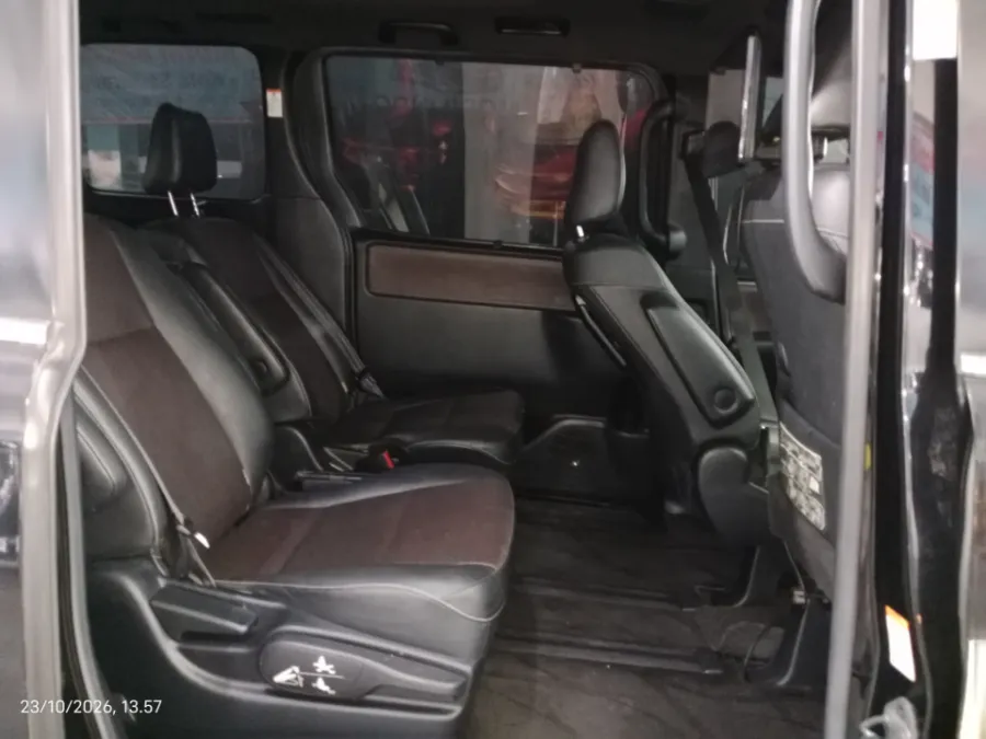 Foto Mobil Bekas Kabin Belakang Toyota Voxy 2.0 tahun 2017