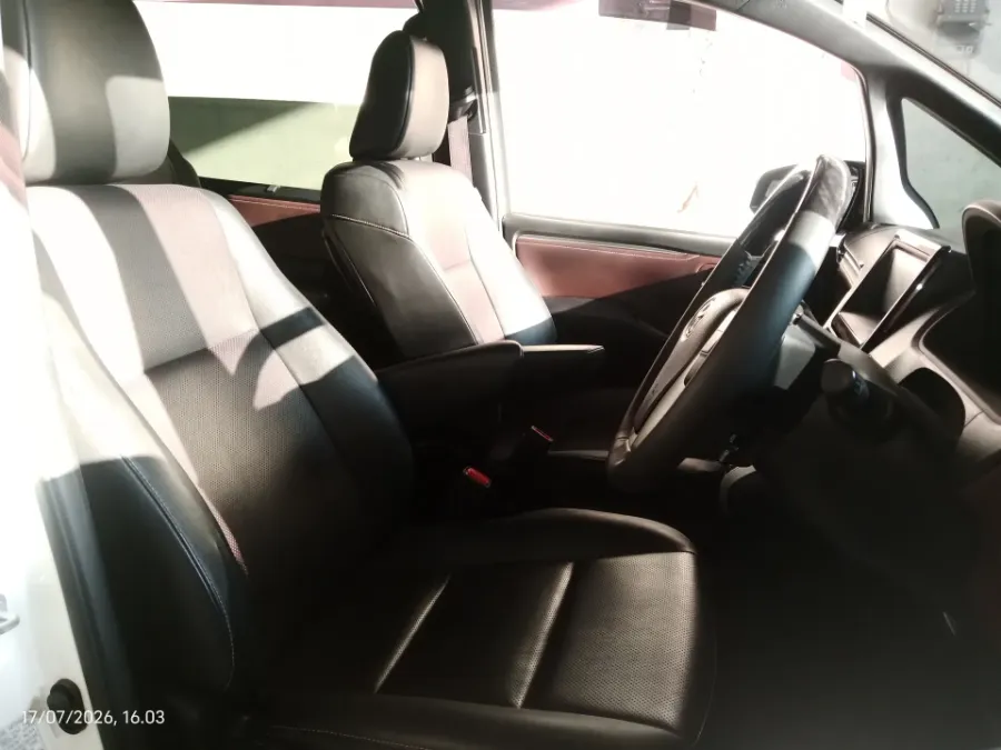 Foto Mobil Bekas Kabin Depan Toyota Voxy 2.0 tahun 2017