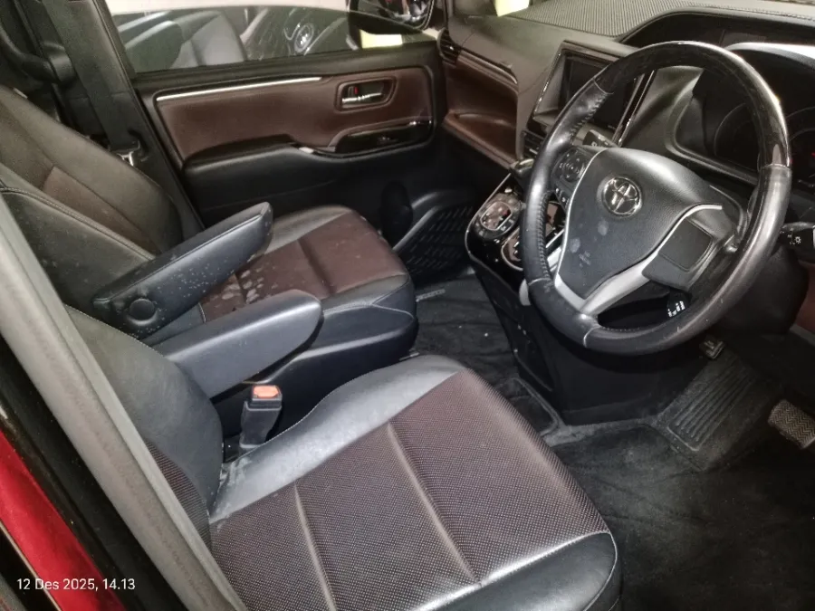 Foto Mobil Bekas Kabin Depan Toyota Voxy 2.0 tahun 2017