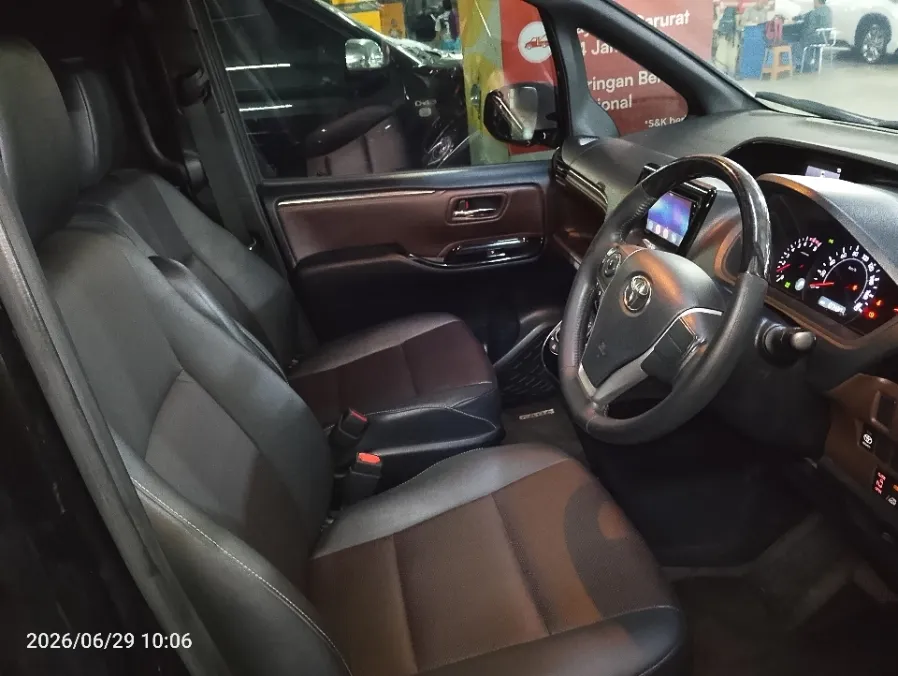 Foto Mobil Bekas Kabin Depan Toyota Voxy 2.0 tahun 2017