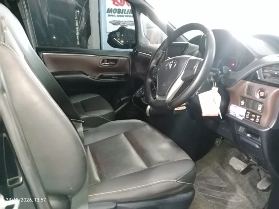 Foto Mobil Bekas Kabin Depan Toyota Voxy 2.0 tahun 2017