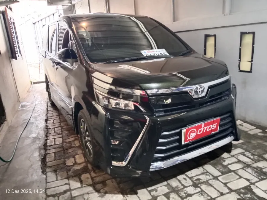 Foto Mobil Bekas Kanan Depan Toyota Voxy 2.0 tahun 2017