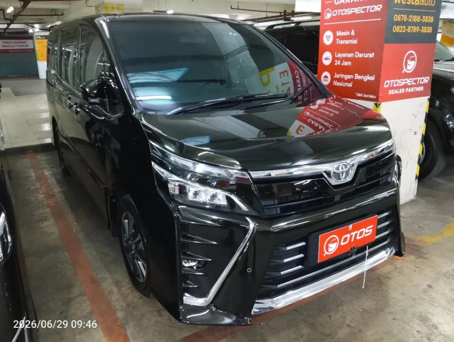 Foto Mobil Bekas Kanan Depan Toyota Voxy 2.0 tahun 2017