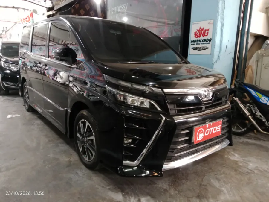 Foto Mobil Bekas Kanan Depan Toyota Voxy 2.0 tahun 2017