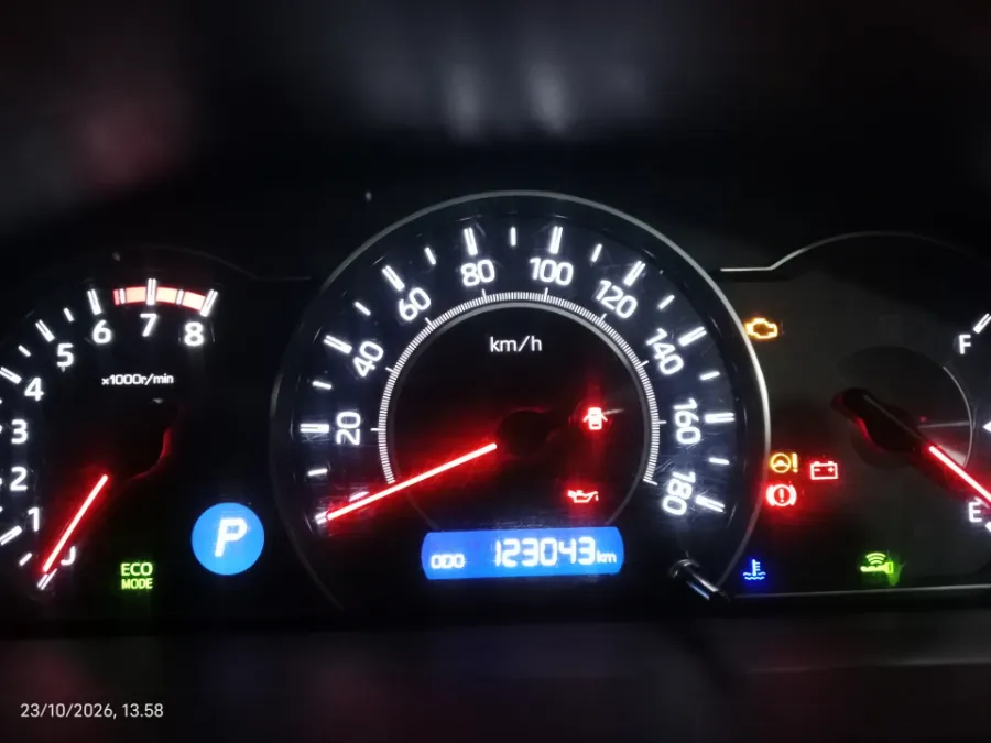 Foto Mobil Bekas Odometer Toyota Voxy 2.0 tahun 2017