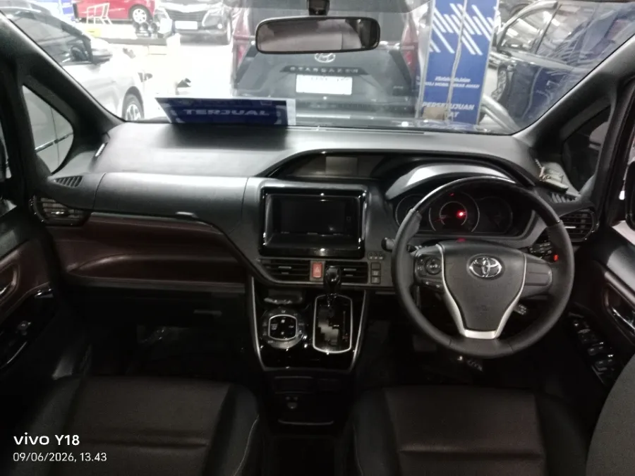 Foto Mobil Bekas Dashboard Toyota Voxy 2.0 tahun 2018